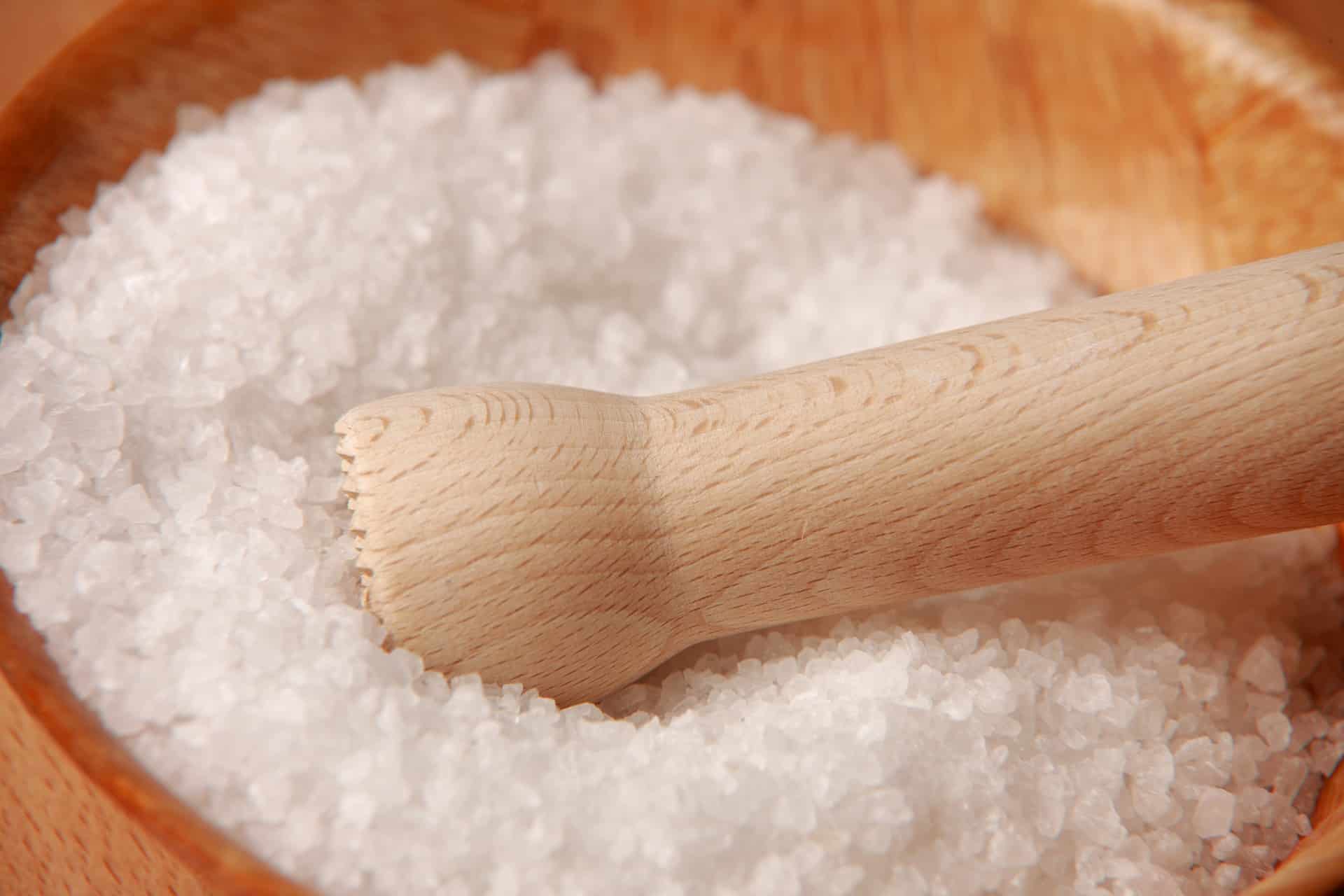 Benefícios de jogar sal no vaso sanitário.