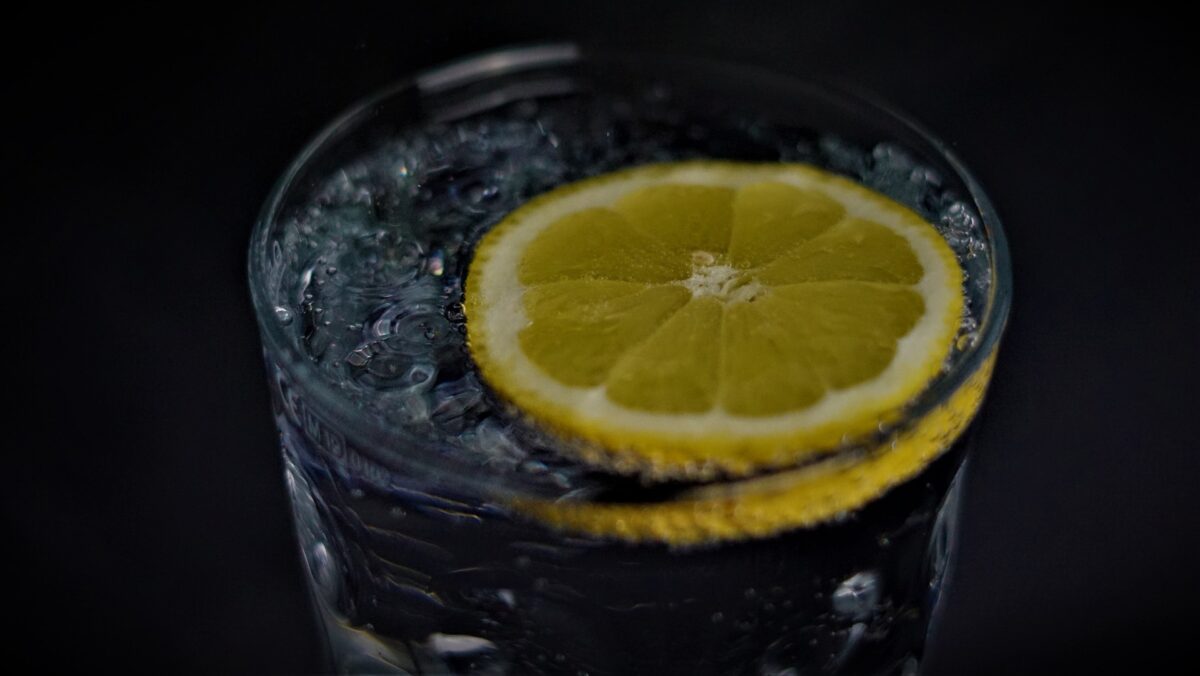 Confira os benefícios da água com limão.